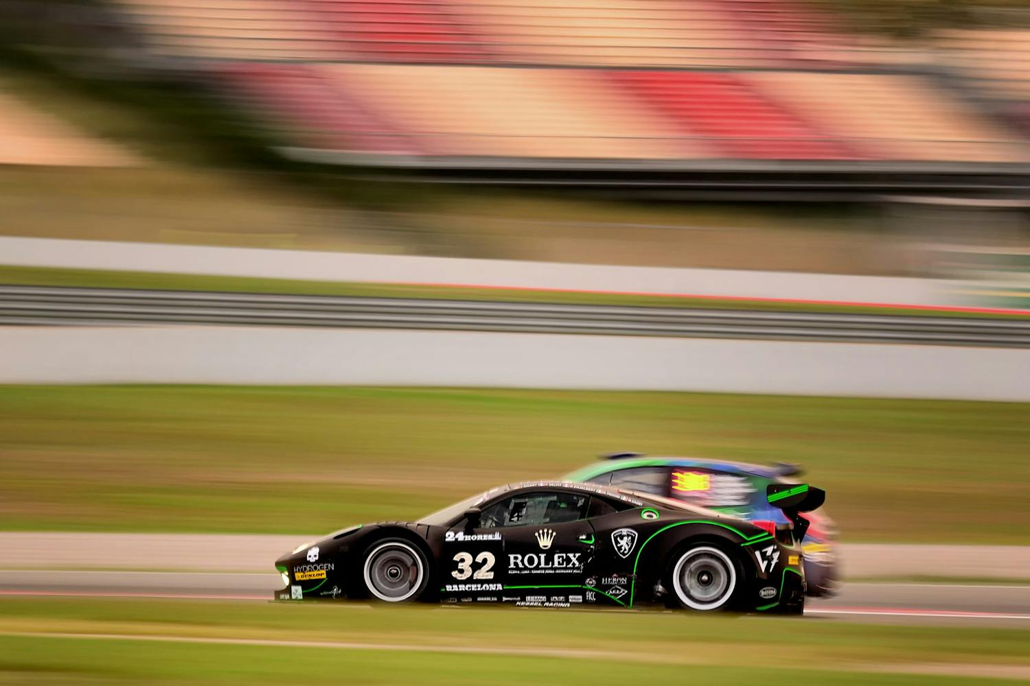 Panoreringsbilde Bakgrunnen har bevegelsesuskarphet, men bilen er skarp fordi kameraet følger fremdriften.